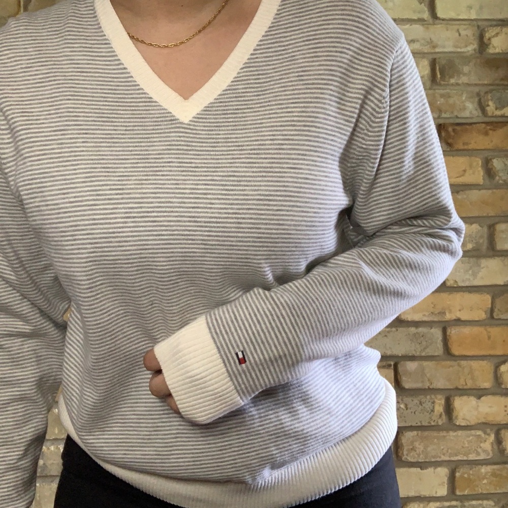 ★ TOMMY HILFIGER STRIPED V NECK SWEATER